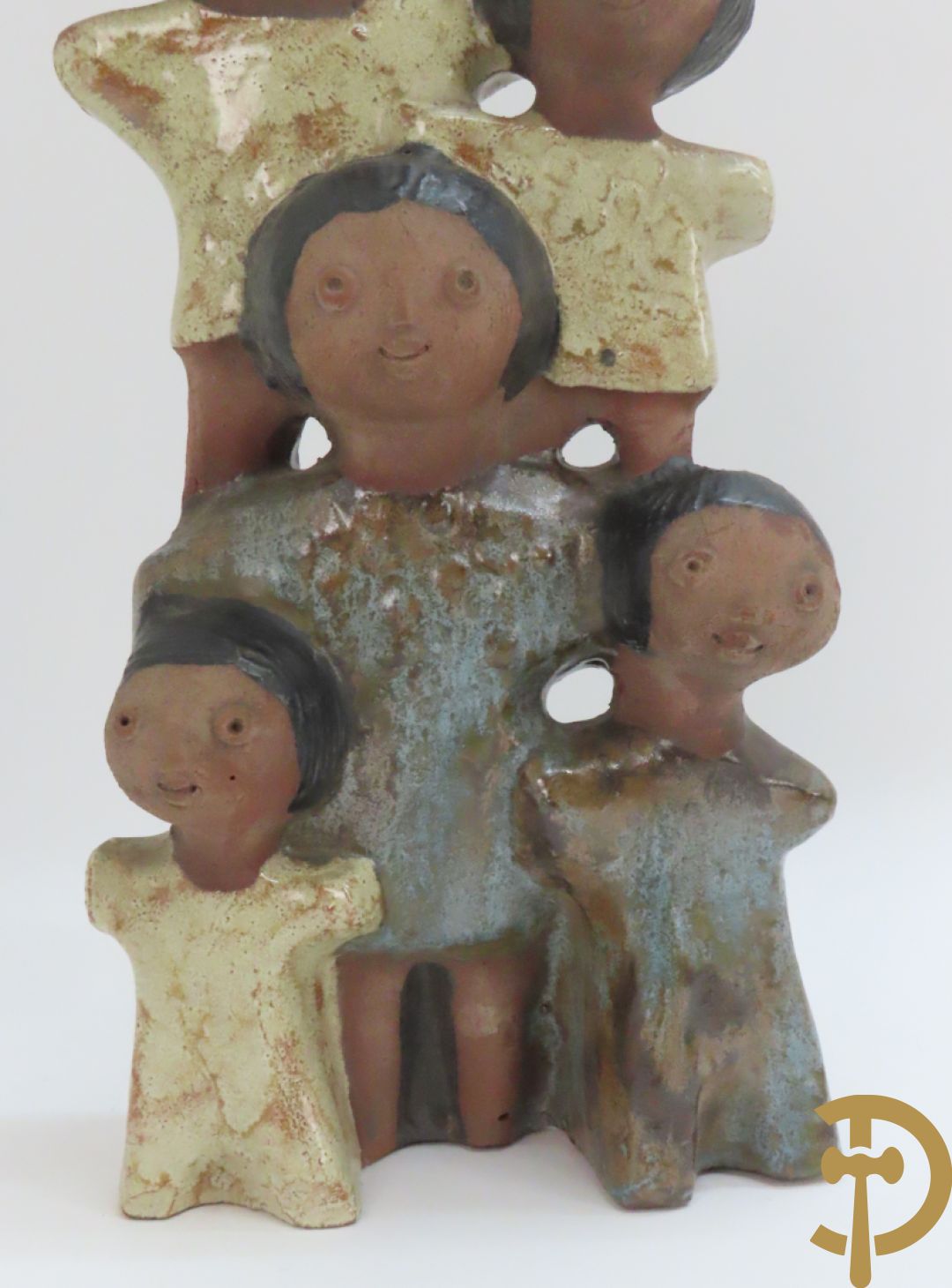 Zes vintage keramiek sculpturen w.o. zeemeermin van Amphora, keramieken vis, plakkette van doedelzakspeler, groepje met 5 kindjes, bord RP gemerkt en basrelief met vissen Vermeire P.