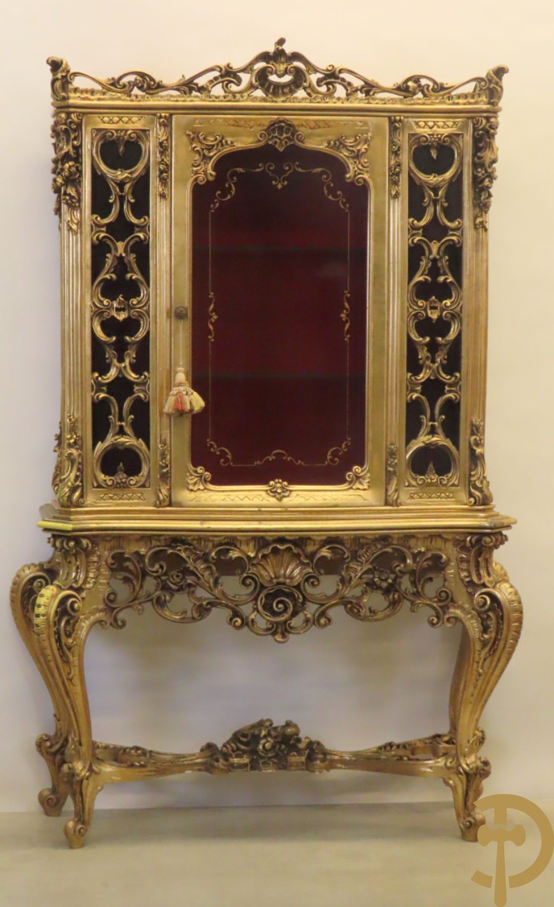 Uitzonderlijke vergulde Louis XV eetkamer bestaande uit vijfdeursdressoir met voluutvormige accanthusranken en rocailles, beschilderd met bloemenmotieven en centraal tafererel met hoornen des overvloeds + bijhorende spiegel vergulde tafel op voluutvormige poten met zes bijhorende stoelen + vitrine met accanthusranken en centrale deur, op voluutvormige poten