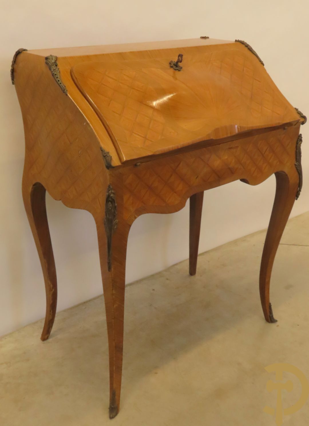 Notelaren damesklapsecretaire met parkettage en zonnestraalfineer, bezet met bronsbeslag - op voluutvormige poten