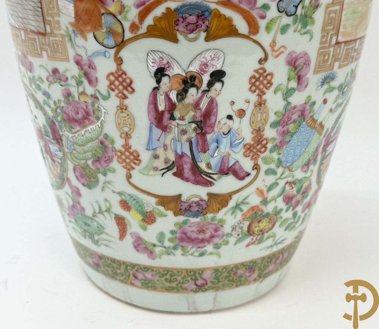 Chinese porseleinen Kanton vaas met geanimeerde hoftaferelen, natuurmotieven, fauna en floradecor