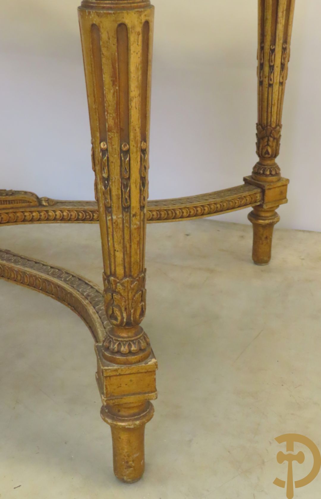 Vergulde salontafel met Louis XVI motieven op gecanneleerde poten