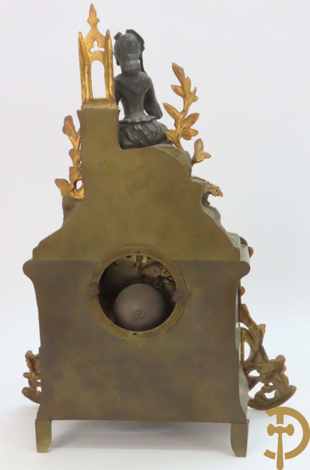 Bronzen pendule bezet met elegante dame en onderaan met basrelief en rocailles