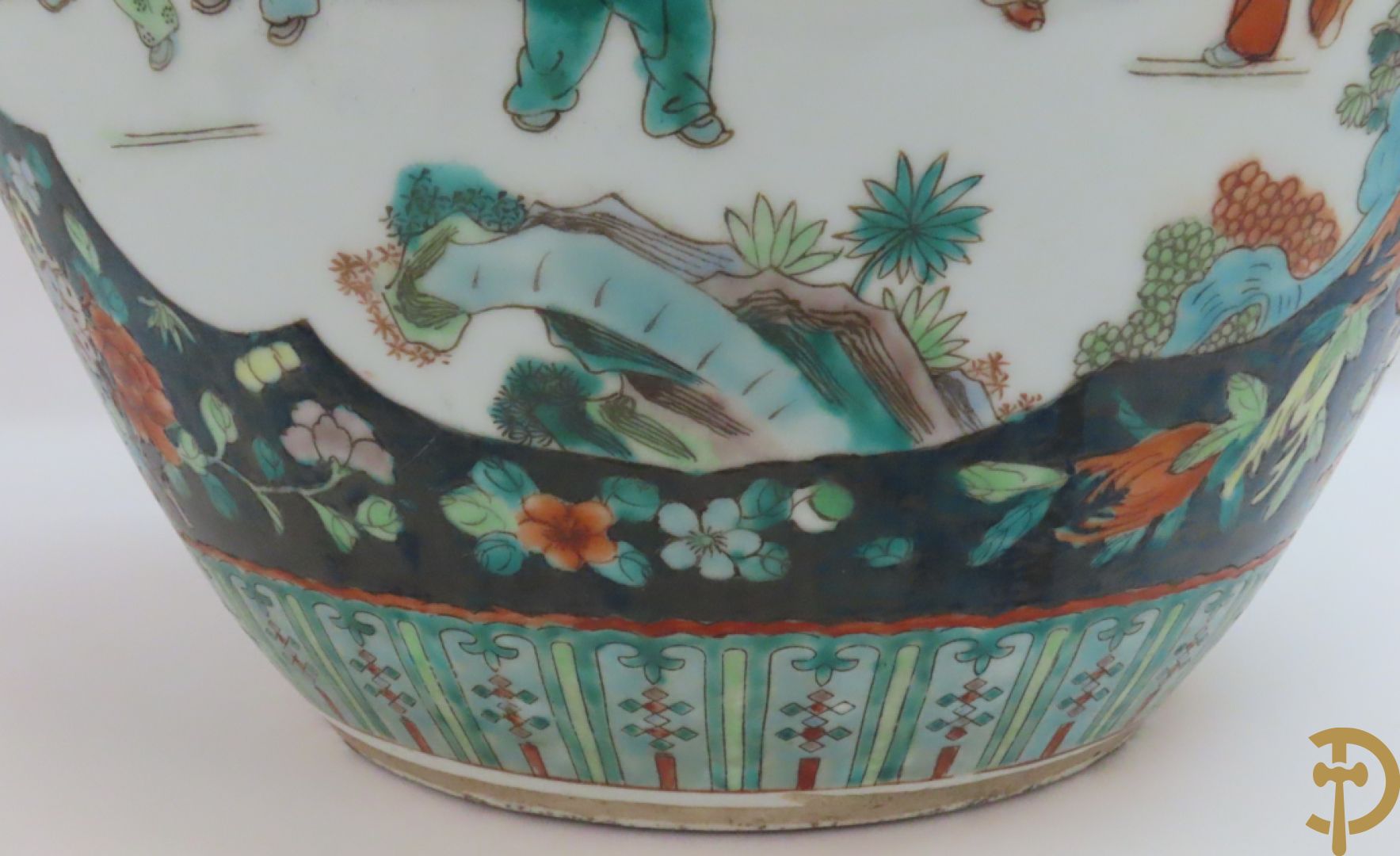Chinese porseleinen cachepot met geanimeerd decor op zwarte fond met bloemen