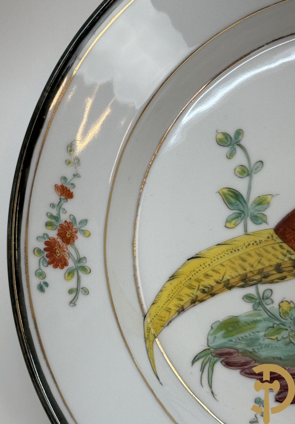 Paar handgekleurde Franse porseleinen borden met vogeldecor, 19e