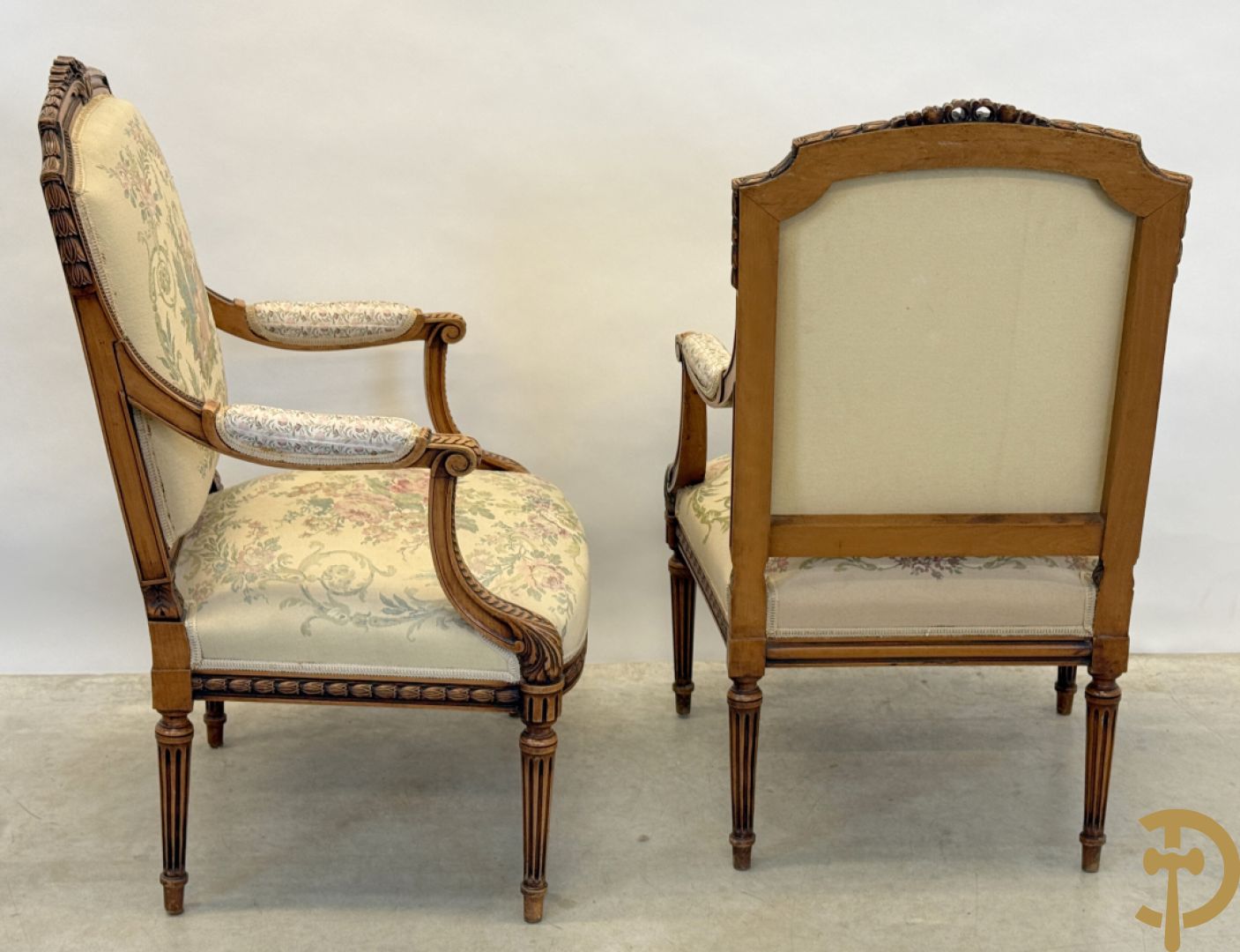 Vijfdelig notelaren Louis XVI salonensemble bestaande uit canapé, 2 armzetels en 2 stoelen