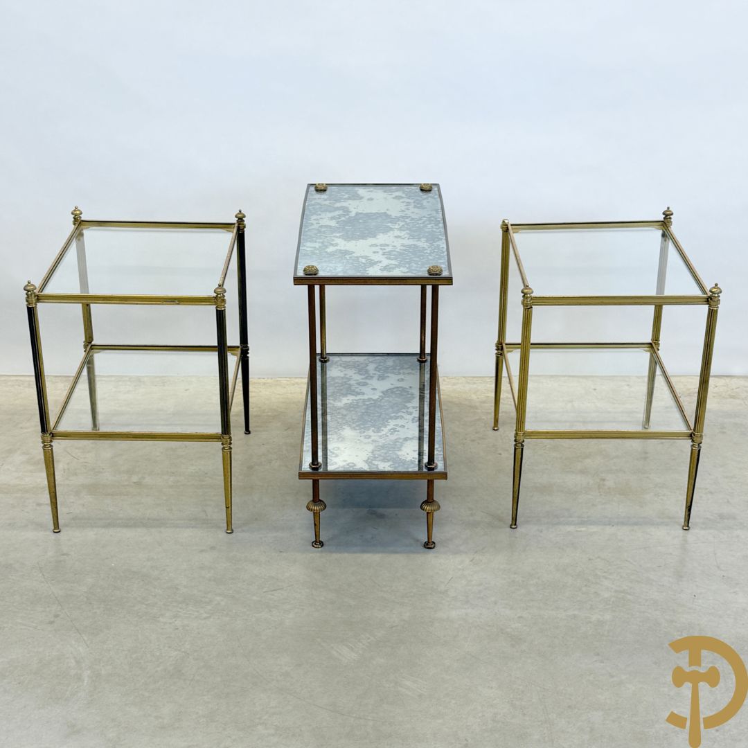 Paar koperen bout de canapé bijzettafels + koperen étagèretafel met gefumeerd glas