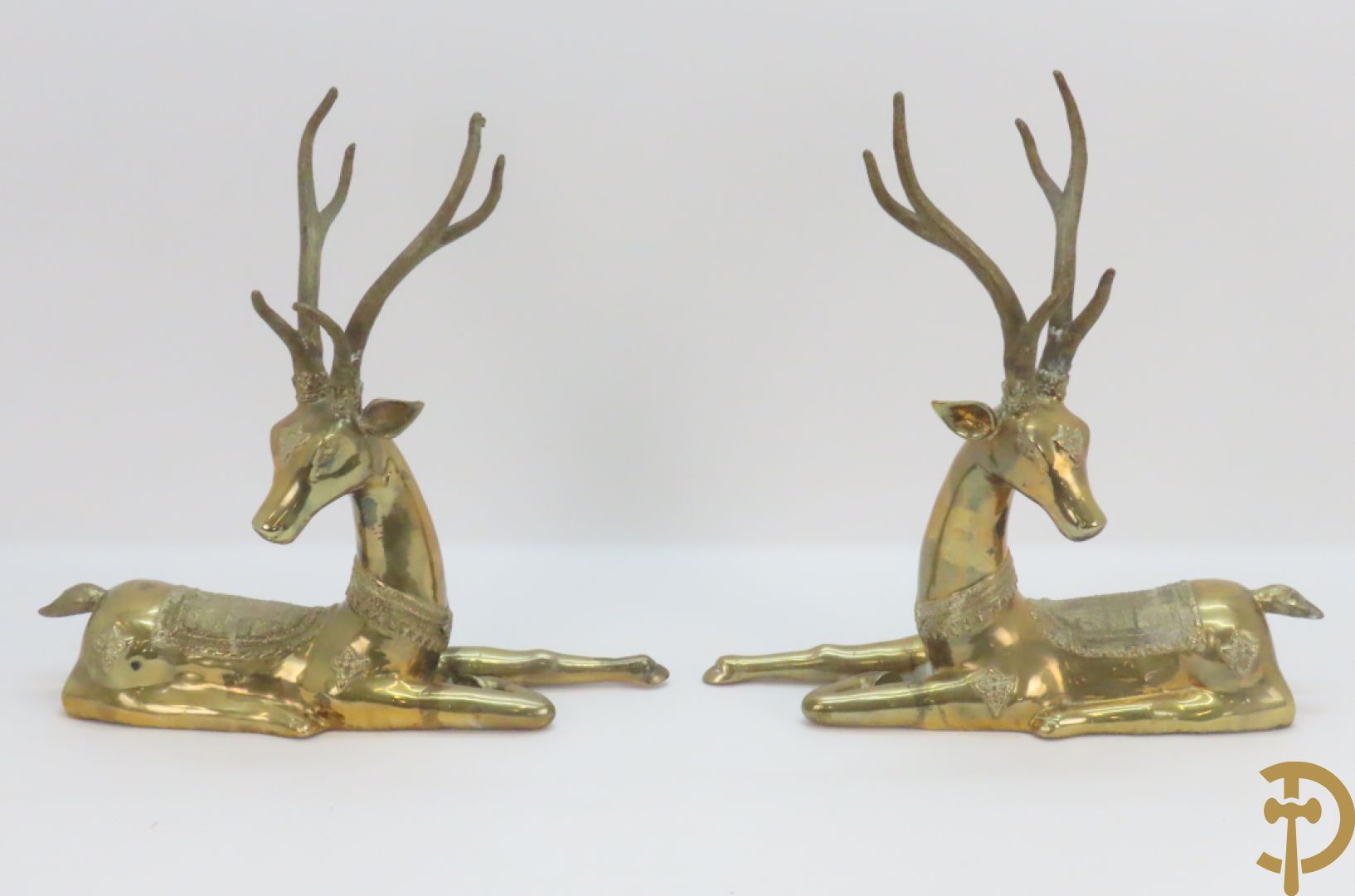 Paar koperen liggende herten