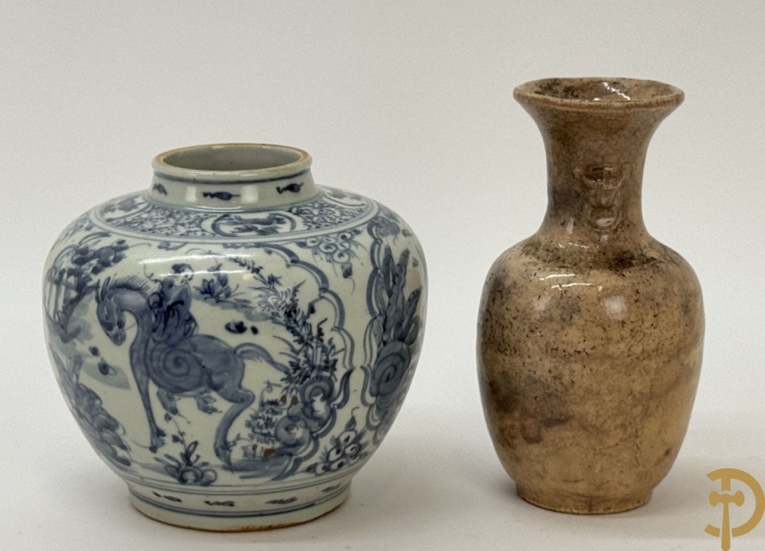 Porseleinen Chinese bolvormige vaas met geanimeerde taferelen + Chinees aardewerken vaasje