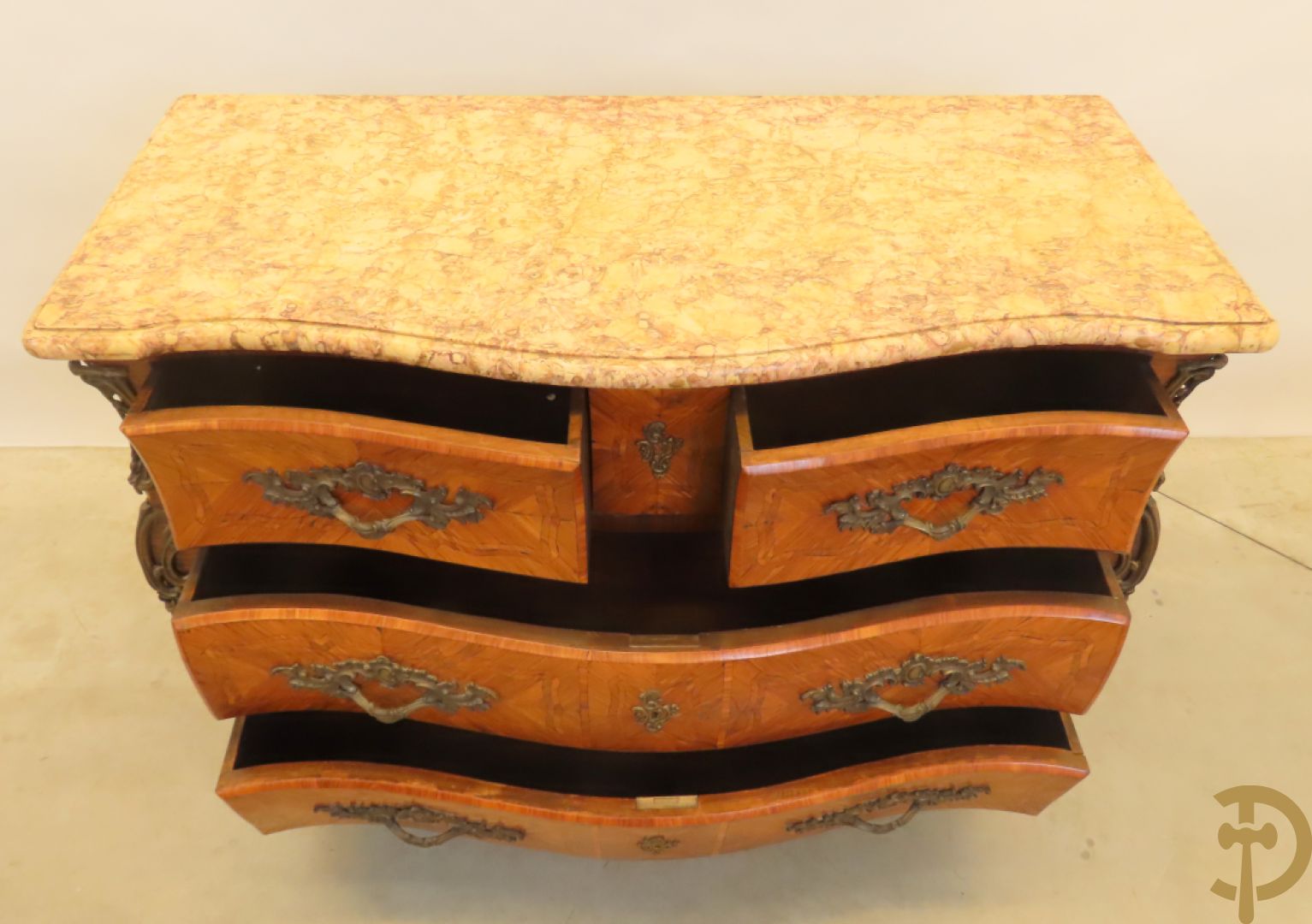 Gegalbeerde vierladencommode met bronsbeslag, marqueterie en marmeren blad