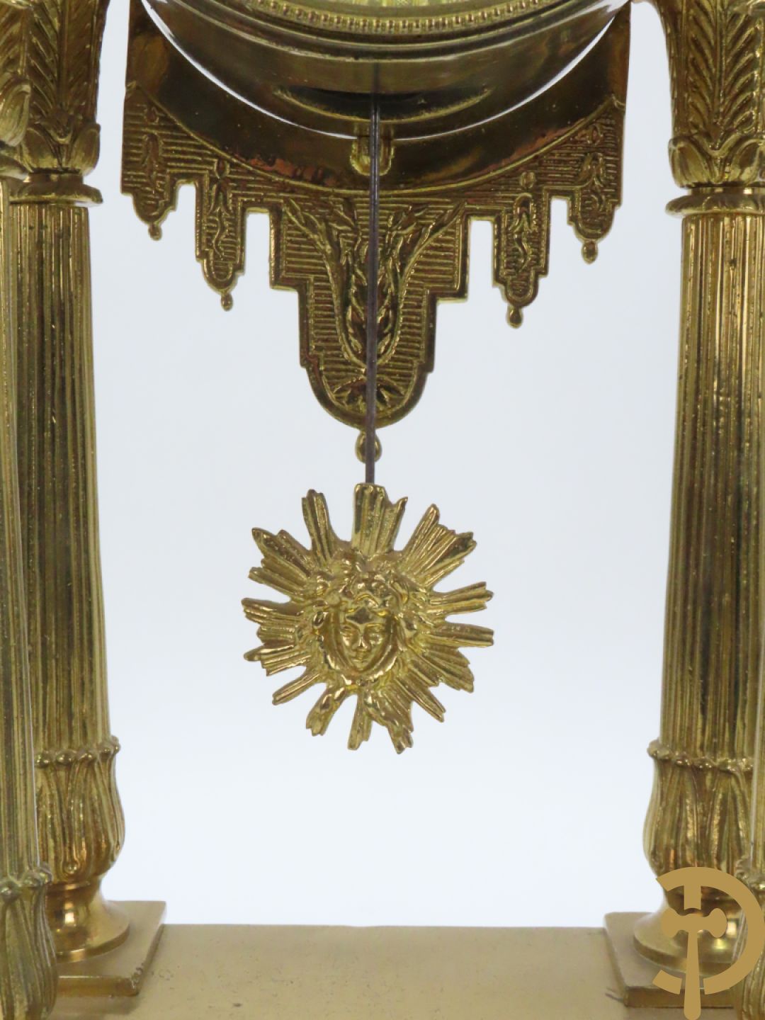 Driedelige bronzen garnituur bestaande uit middenstuk met 4 gecanneleerde zuilen en adelaar bezet + paar kandelaars