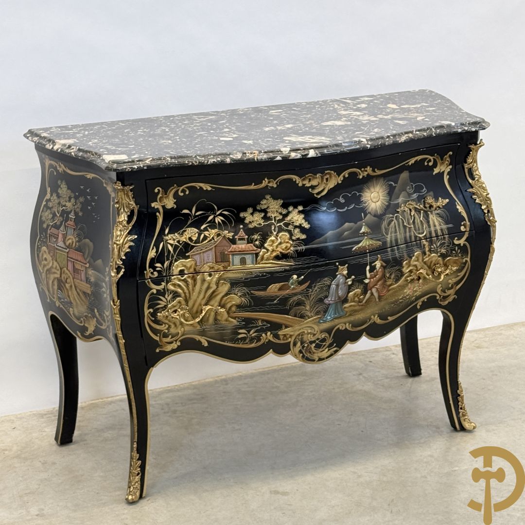 Zwartgelakte gebuikte tweeladencommode met Chinoiserie decor en marmeren blad