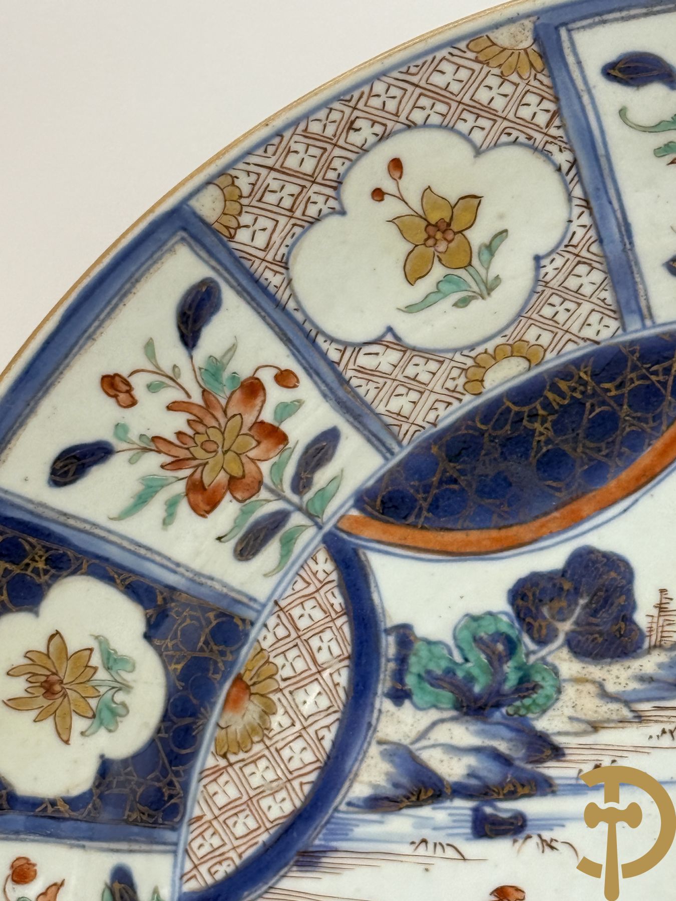 Chinees porseleinen Imari bord met landschapsdecor en bloemen