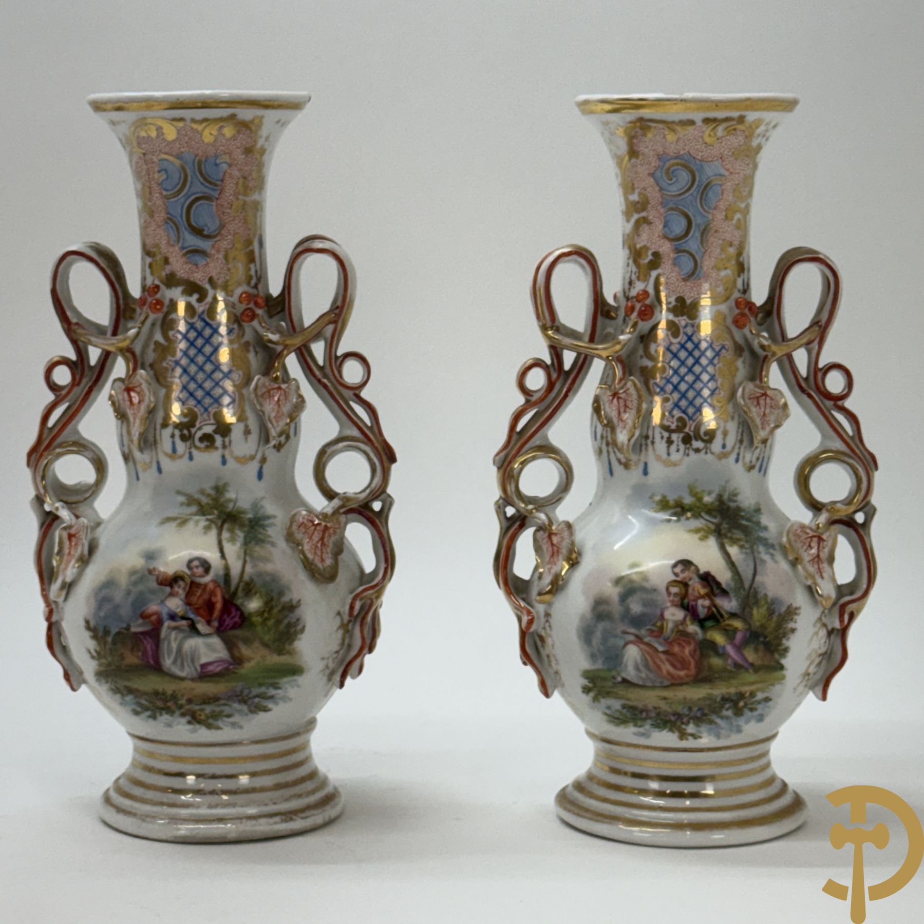 Paar Vieux Paris vazen met romantisch handbeschilderd tafereel