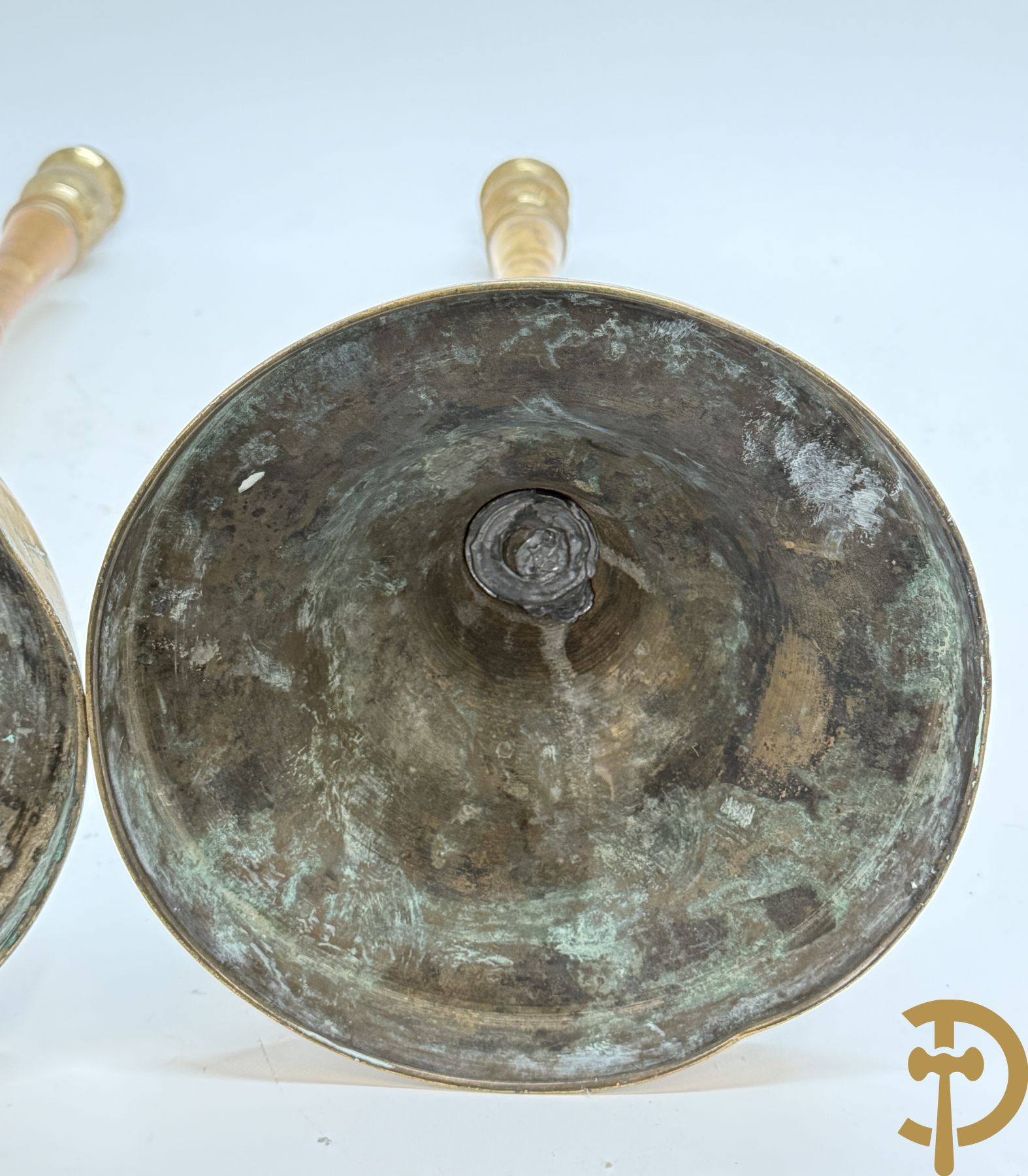 Paar antieke koperen kandelaars