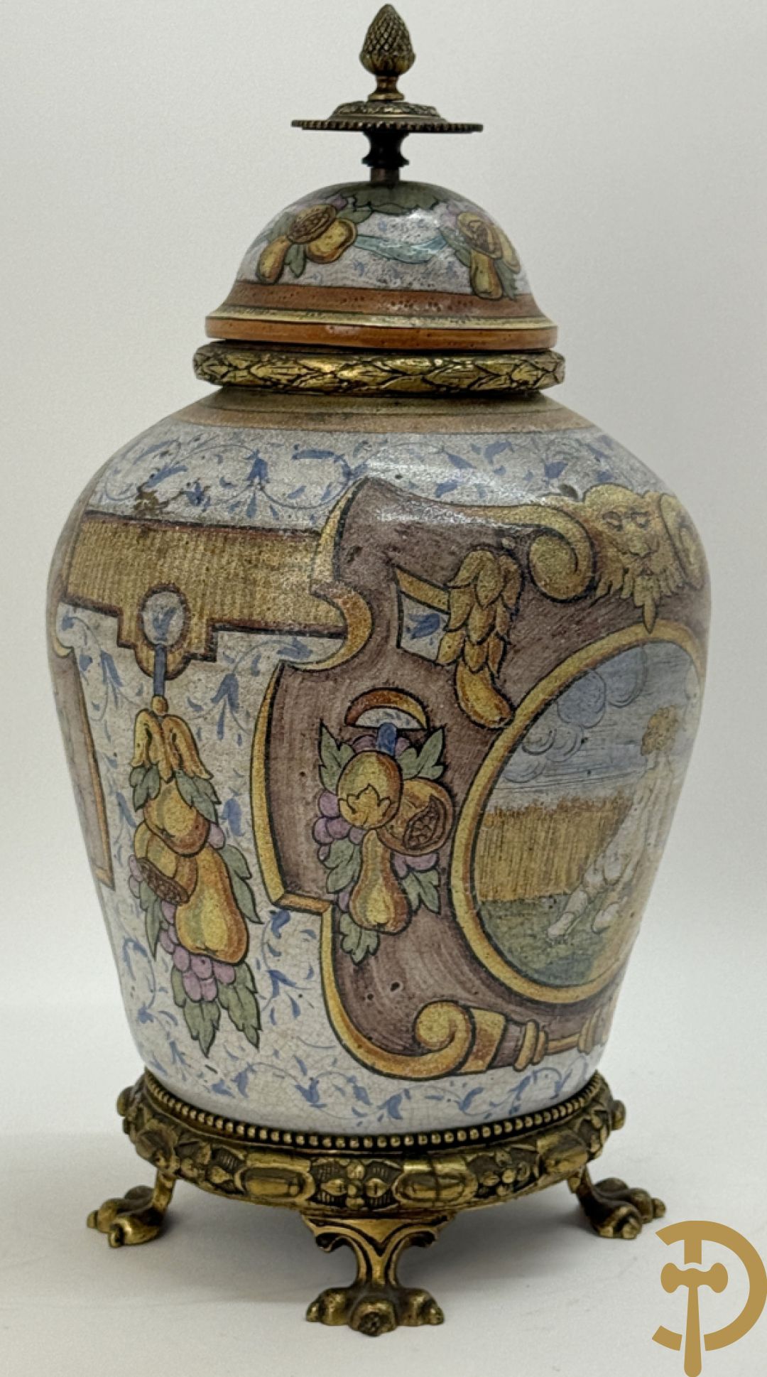 Dekselpotiche met decor van cupido in cartouche en bezet met bronzen ornamenten