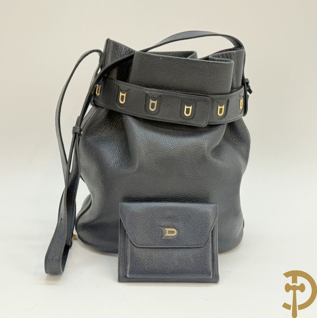 Blauw gekorreld lederen schoudertas model Le Calicot en openklapbare geldbeugel, Delvaux,