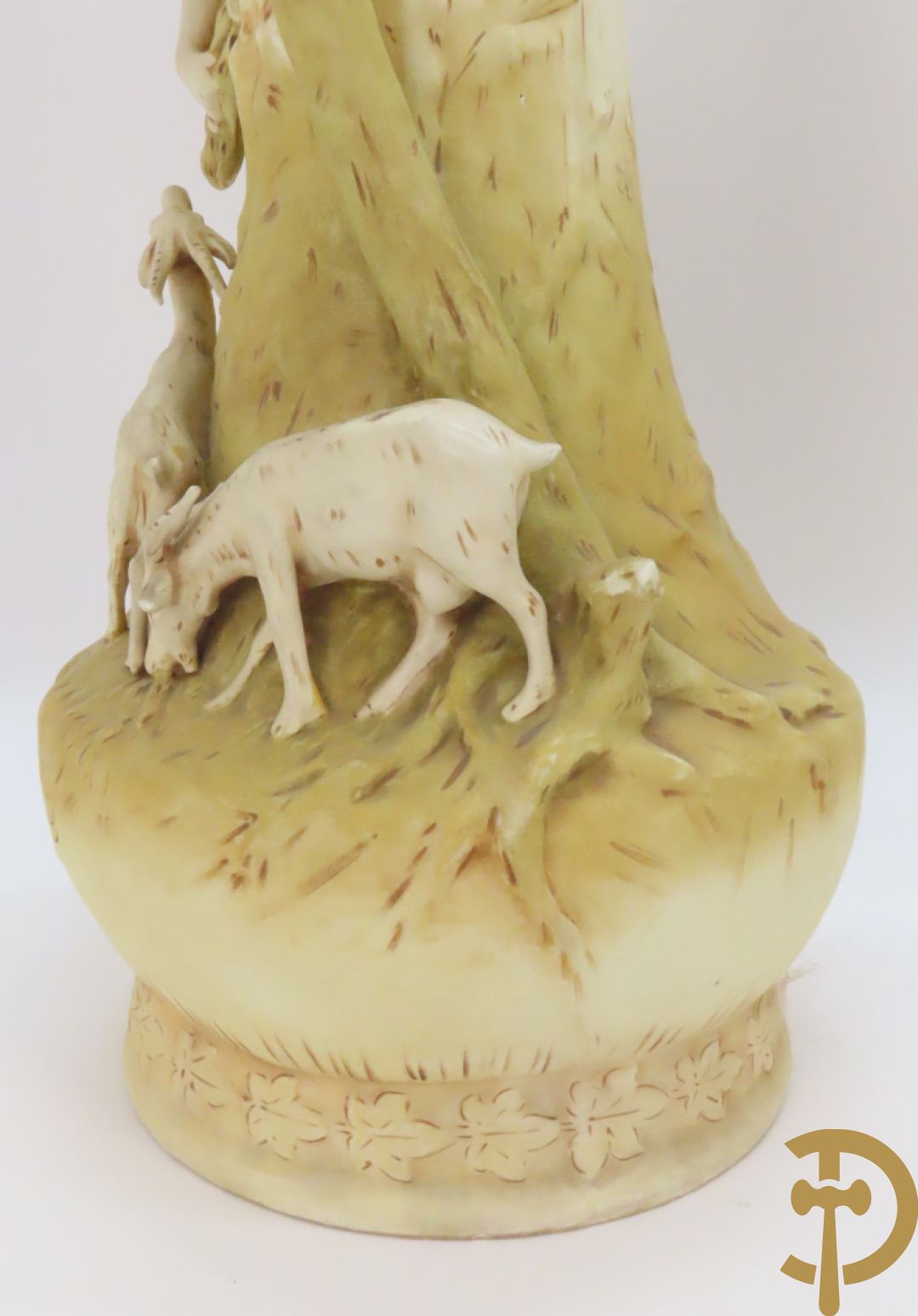 Paar Royal Dux vazen met herderpaar, gemerkt onderaan