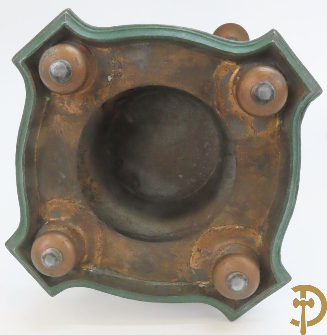 Driedelige kunstbronzen garnituur bestaande uit pendule met paar schakende edelheren, bezet met kariatiden - geflankeerd door paar driearmige kandelaars gehouden door 2 edelheren