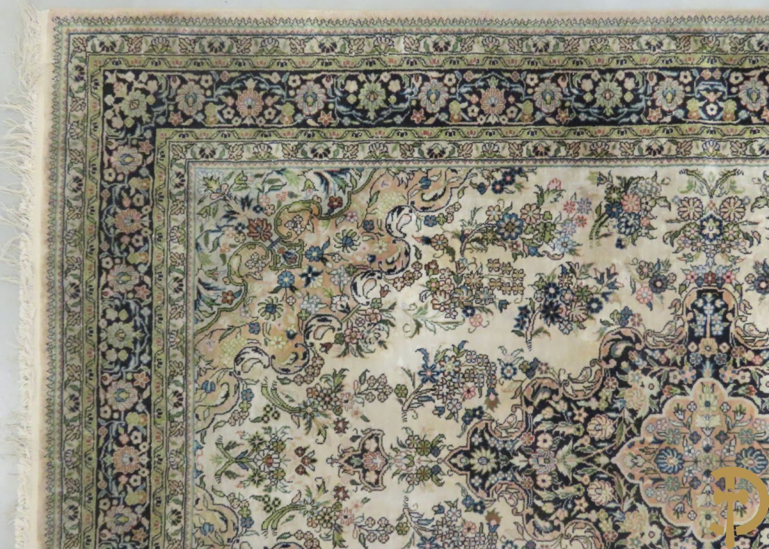 Oosters handgeknoopt tapijt met centraal medaillon, zijde op katoen