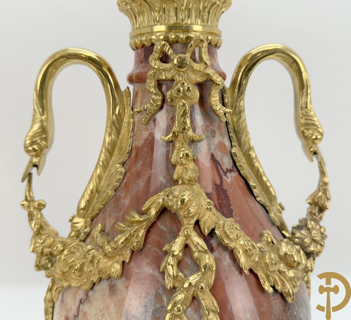 Paar marmeren cassolettes met zwanehalzen en guirlandes