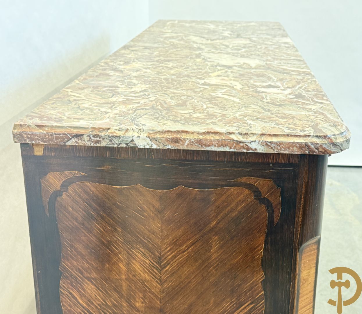 Notelaren driedeursdressoir met marmeren blad  bronzen sabots op de poten