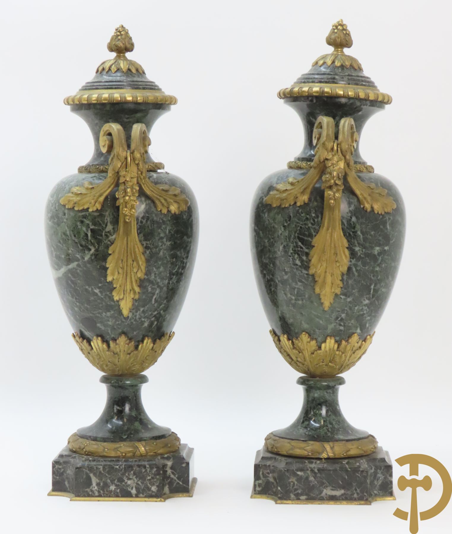 Paar marmeren cassolettes met los deksel, zijdelings bezet met accanthusranken en bloemen