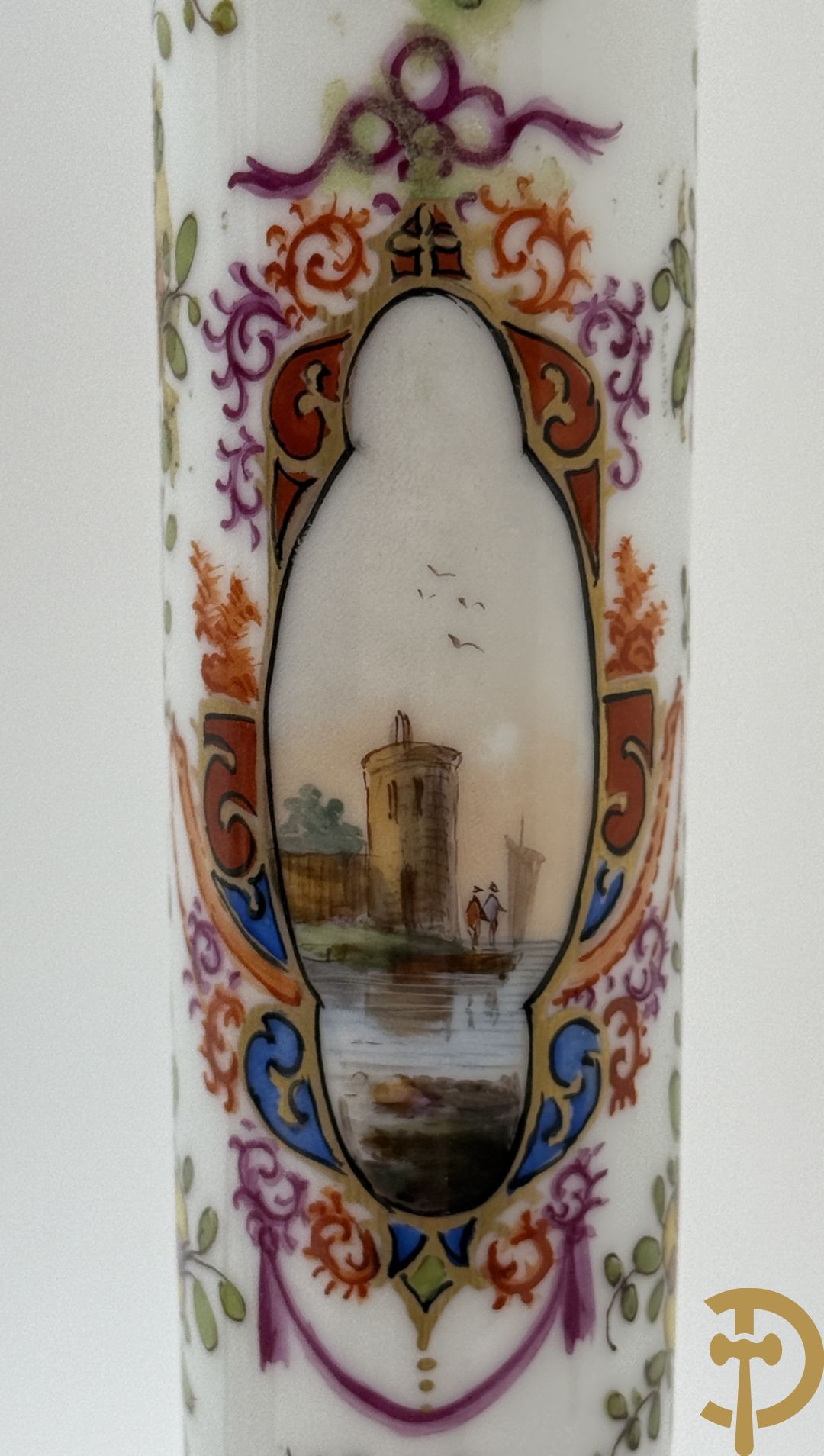 Paar kalebasvormige porseleienen vazen met antieke havenzichten + porseleinen vaasje met havenscènes, onderaan gemerkt