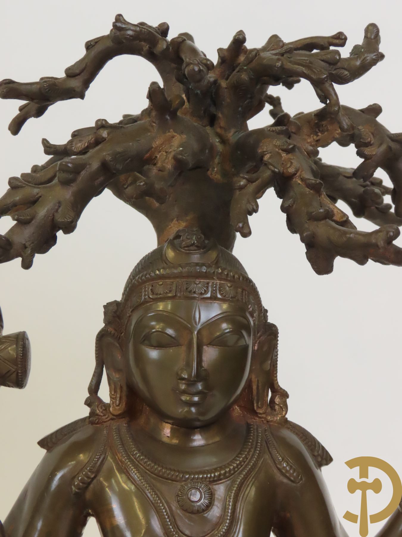 Aziatica bestaande uit bronzen zittende boedisatsvat onder boom, 2 bronzen olifanten met Indische figuren, bronzen zittende boedha, 4 Aziatische houtsculpturen van wijsgeren, Japanse dame in Satsumat en gipsen geknielde geisha