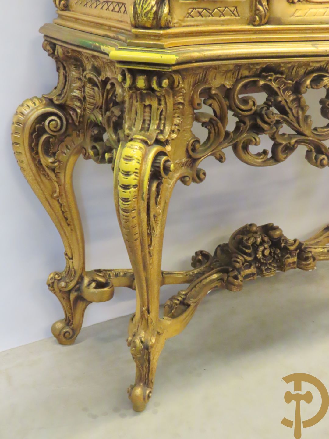 Uitzonderlijke vergulde Louis XV eetkamer bestaande uit vijfdeursdressoir met voluutvormige accanthusranken en rocailles, beschilderd met bloemenmotieven en centraal tafererel met hoornen des overvloeds + bijhorende spiegel vergulde tafel op voluutvormige poten met zes bijhorende stoelen + vitrine met accanthusranken en centrale deur, op voluutvormige poten