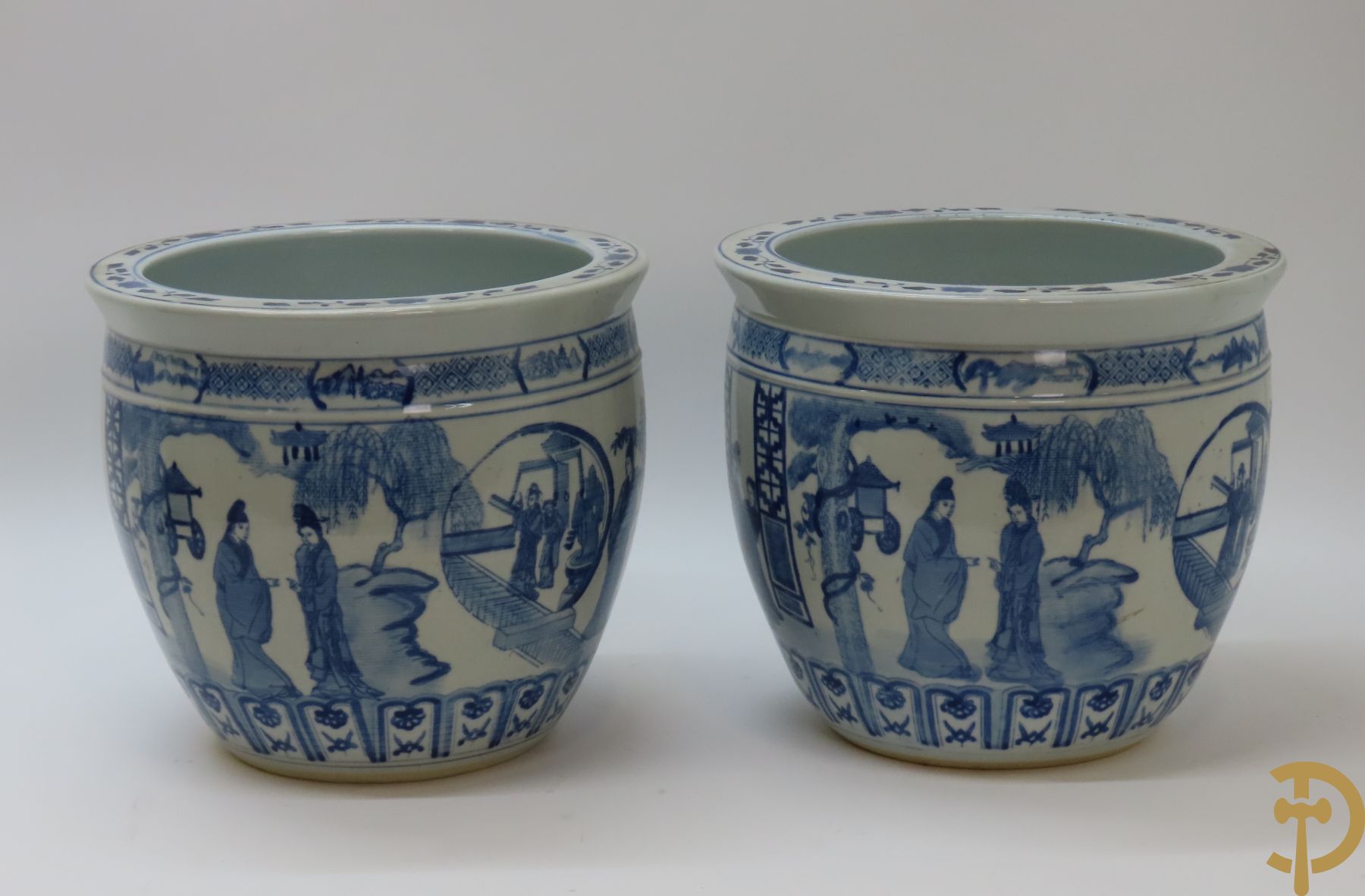 Paar Chinese porseleinen cachepots met blauw/wit decor van dames in landschap