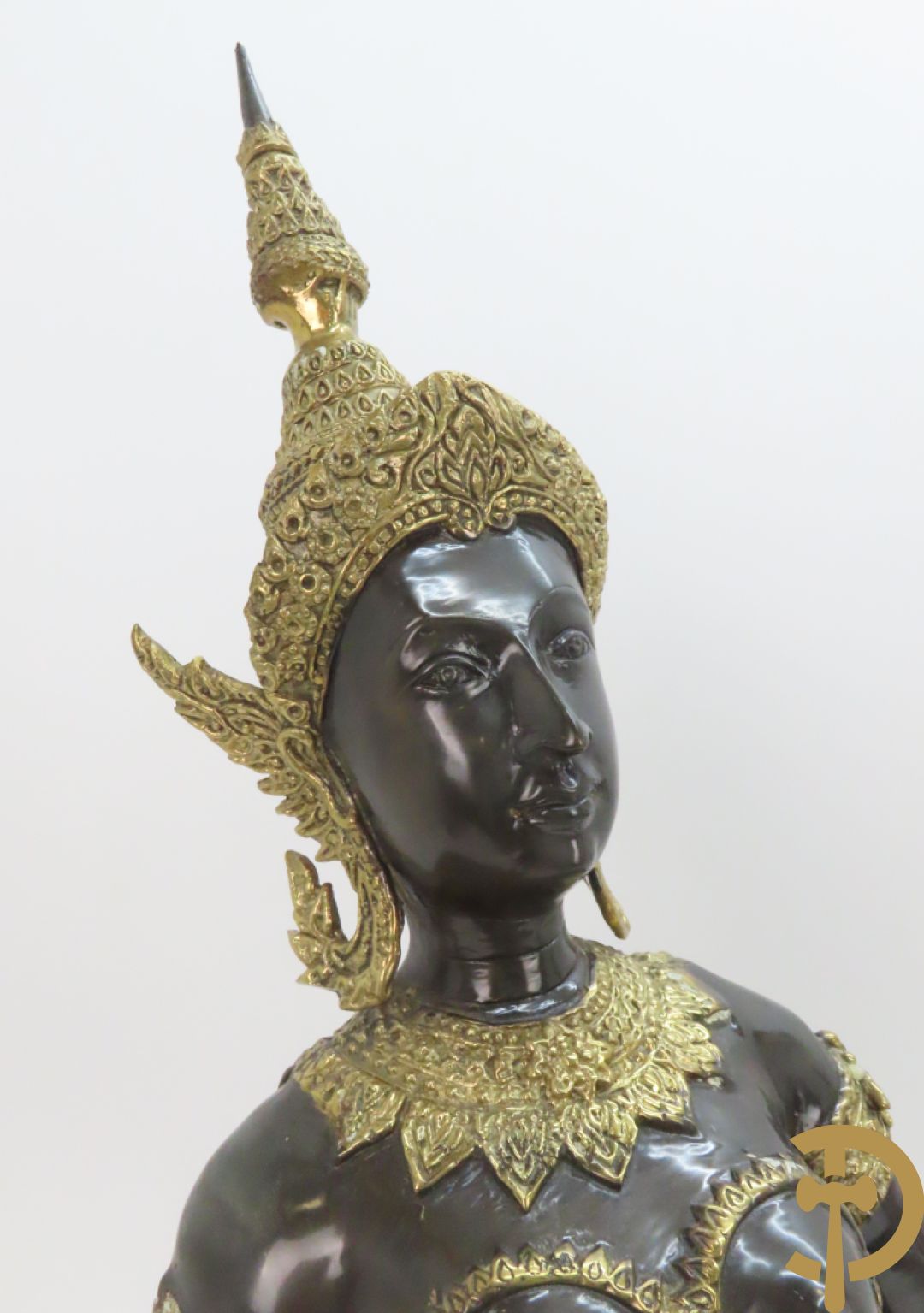 Twee staande koperen boedhistische figuren