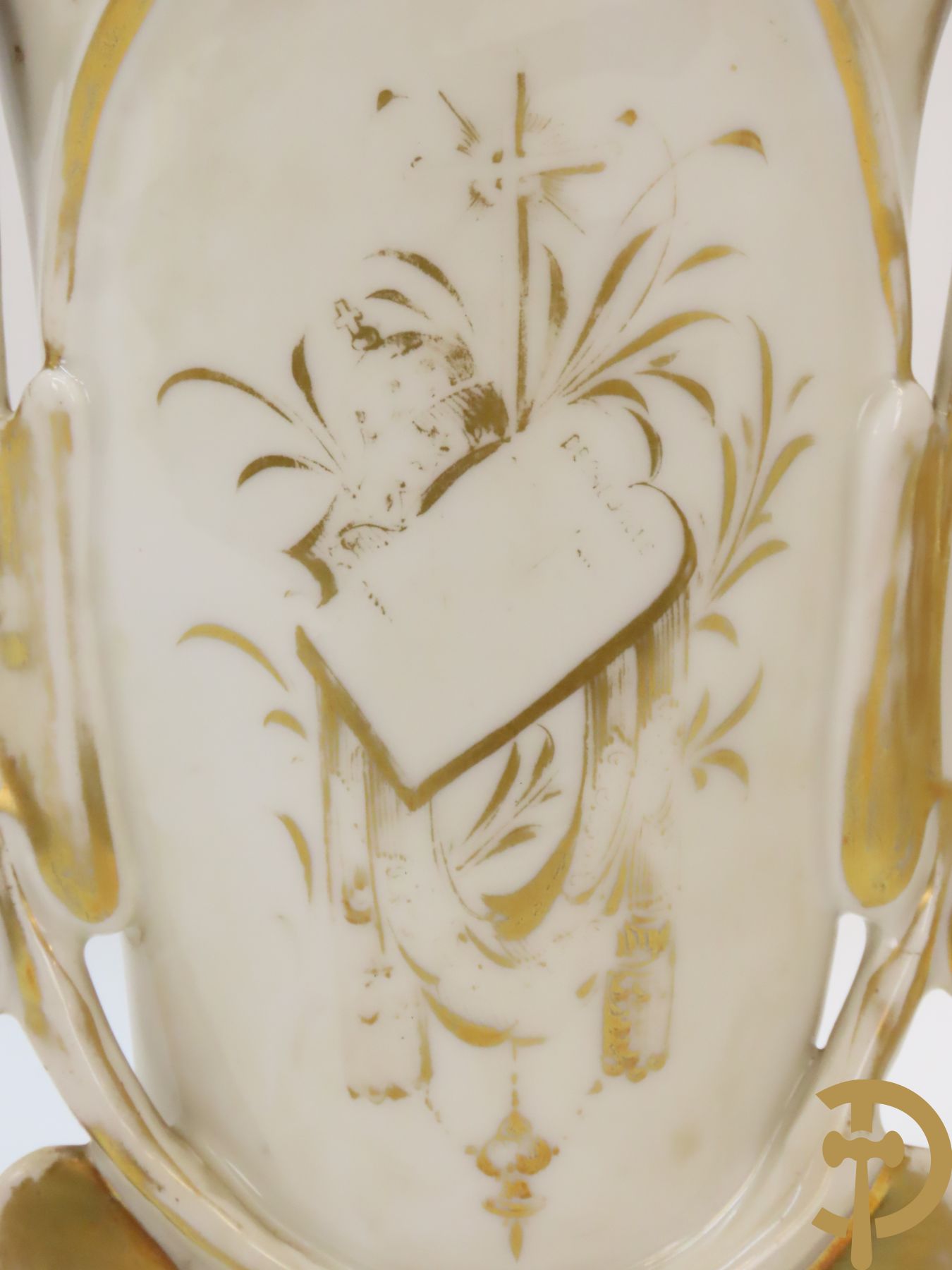 Porseleinen Vieux Paris vierarmige kandelaar met bloemen bezet + paar Vieux Bruxelles cornetvazen