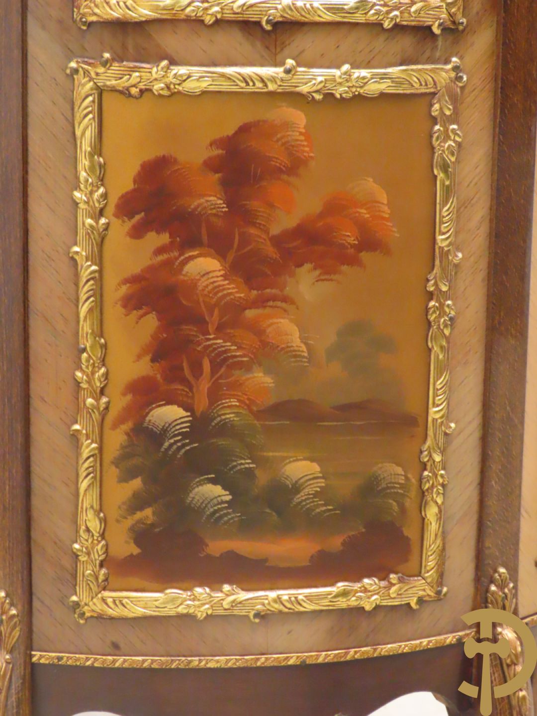 Gebogen notelaren vitrine met bronsbeslag en geanimeerd romantisch tafereel onderaan