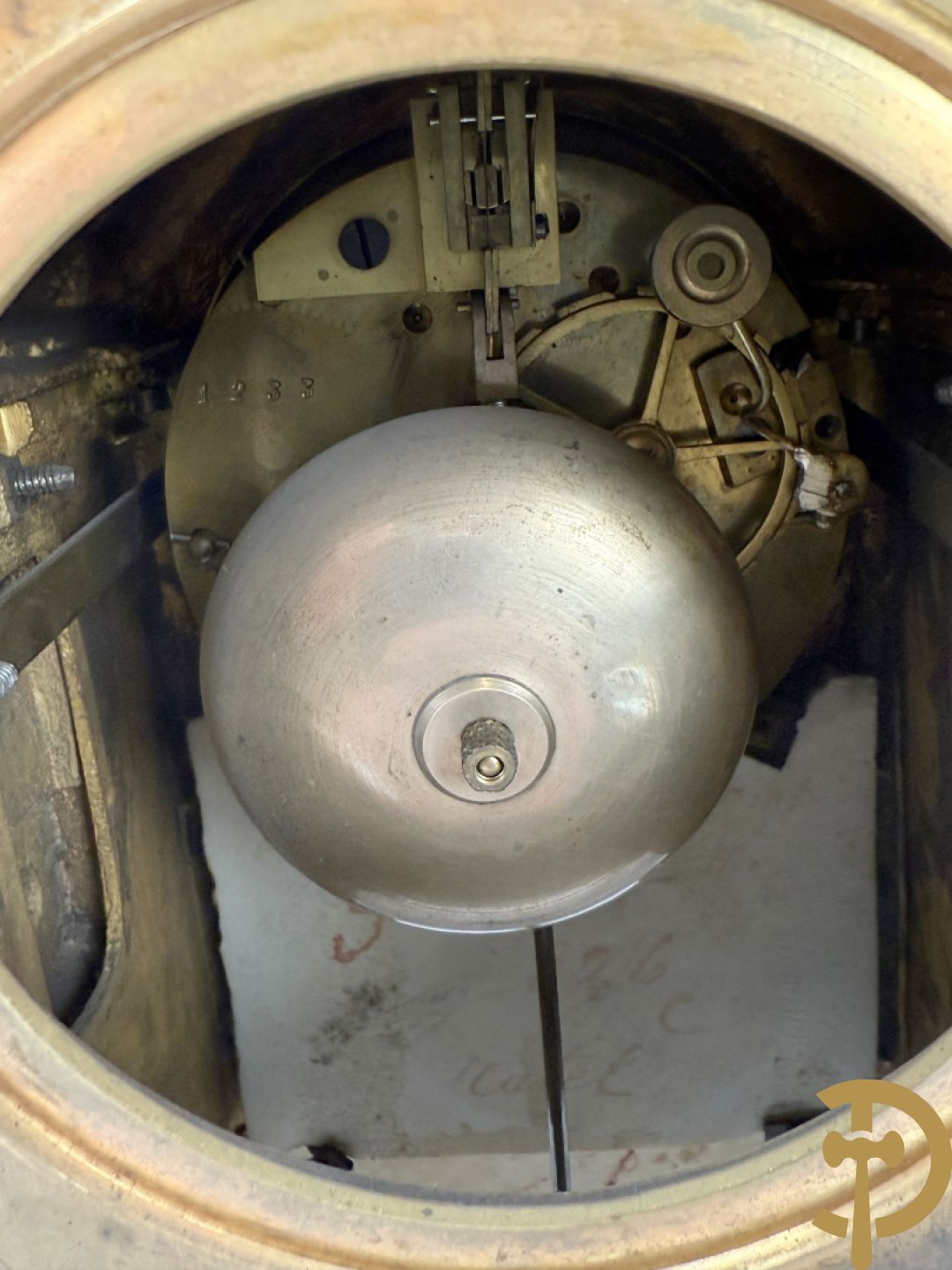 Driedelige bronzen garnituur bezet met Sèvres porselein bestaande uit pendule geflankeerd door paar cupido