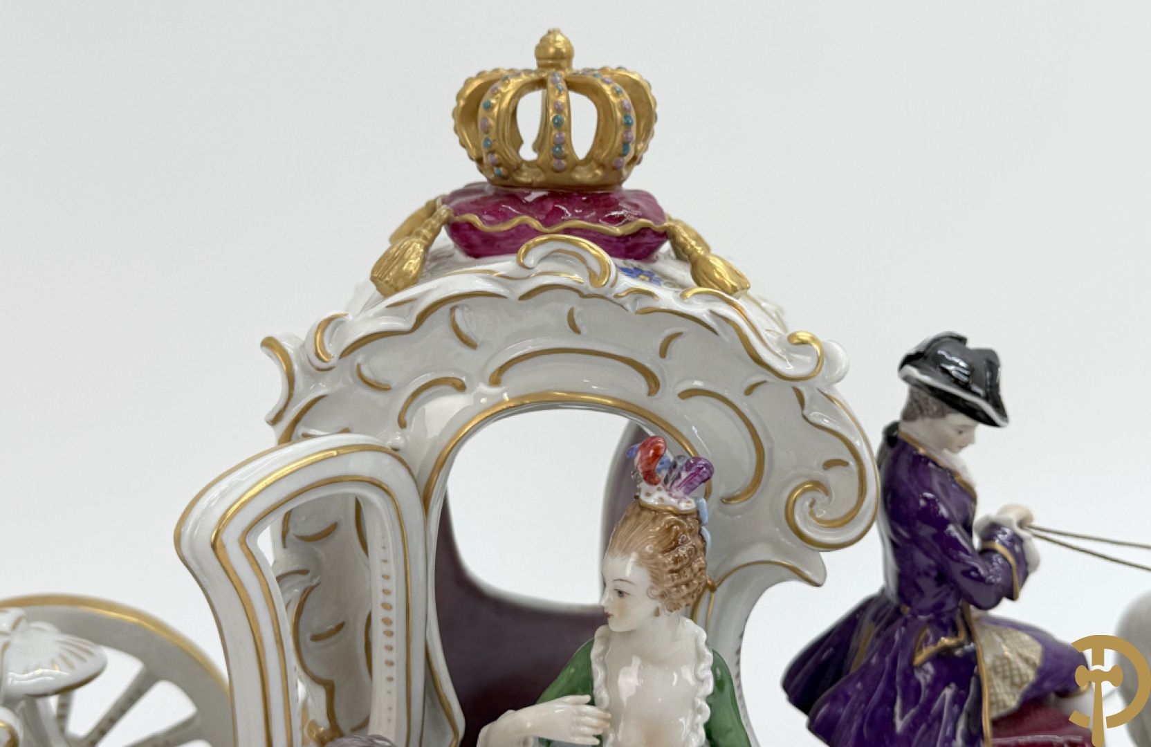 Porseleinen meerkleurige groep met koets, edeldame, lakei, ruiter en 2 paarden