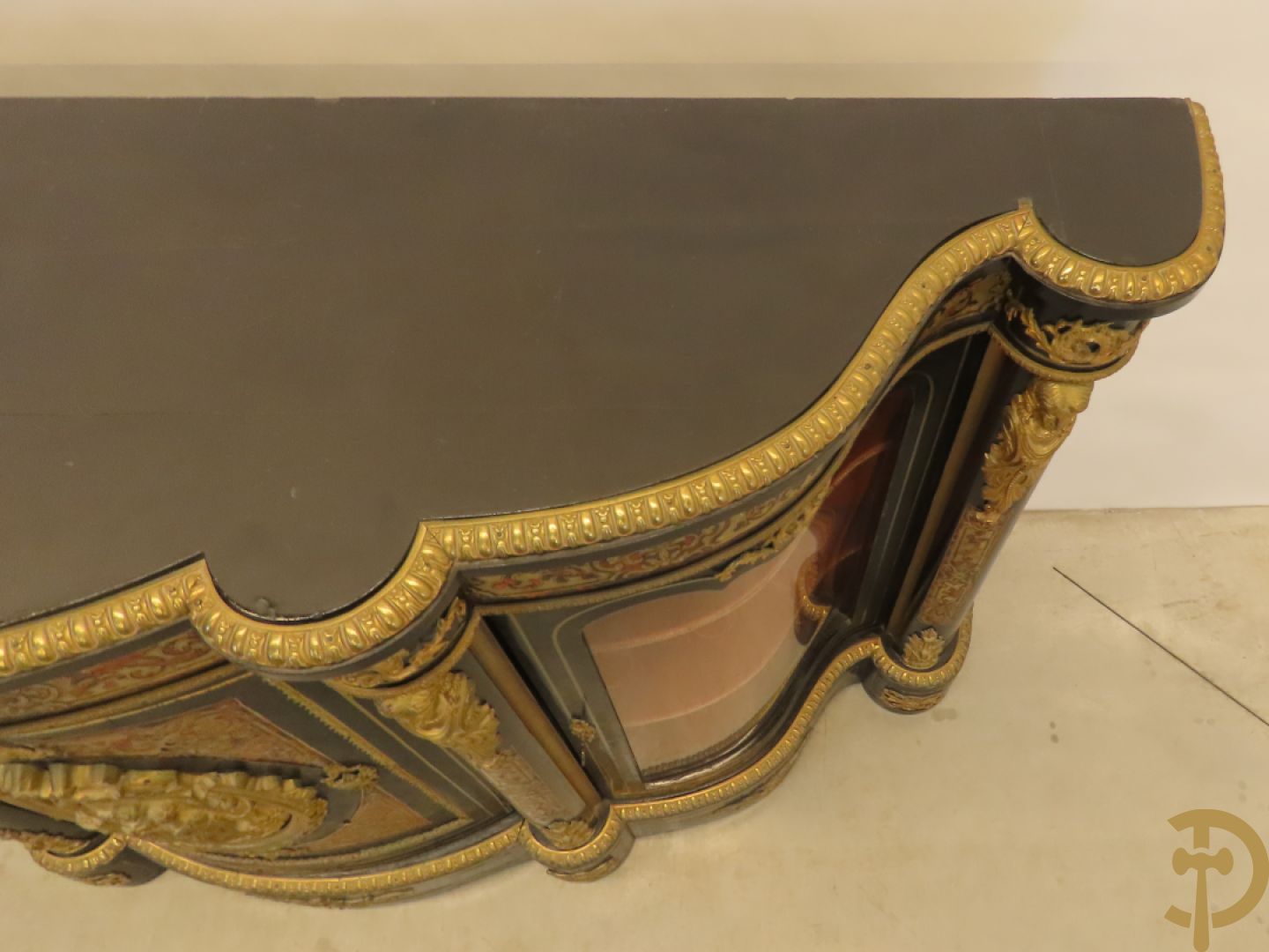 Napoleon III dressoir, centraal met bronnen plakkette omgeven door Louis XVI strik, met 2 zijdelingse vitrines met gebogen glas - stijlen bezet met bronzen dameshoofden