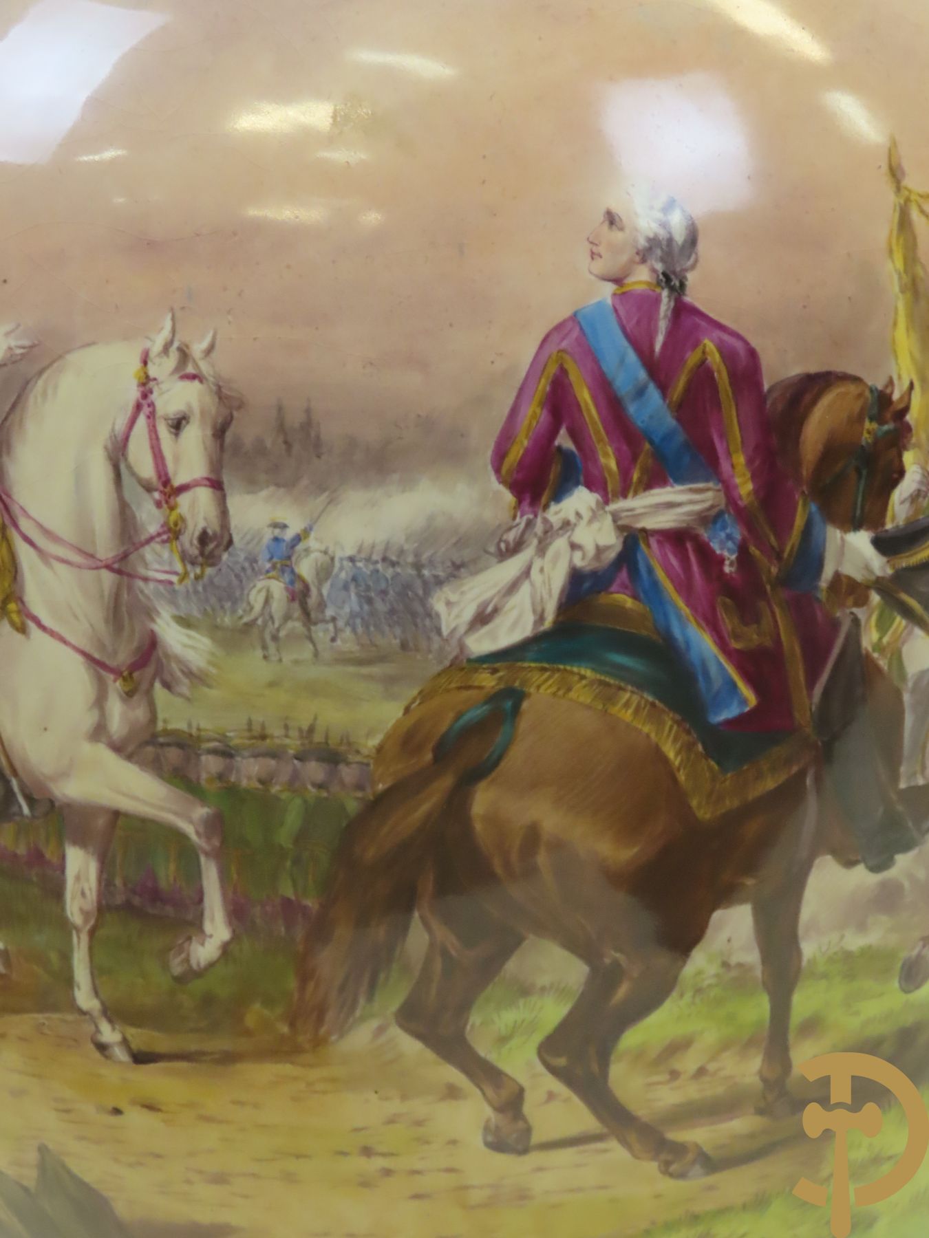 Grote porseleinen Sèvres vaas met dubbel decor van cavalerie, slagveldtaferelen en zicht op kasteel, DESPREZ H. getekend in het decor - bovenaan met verguld decor en zijdelings met bronzen oren en accanthusranken - deksel met Sèvres merkteken - op vierkante bronzen sokkel met klauwepoten