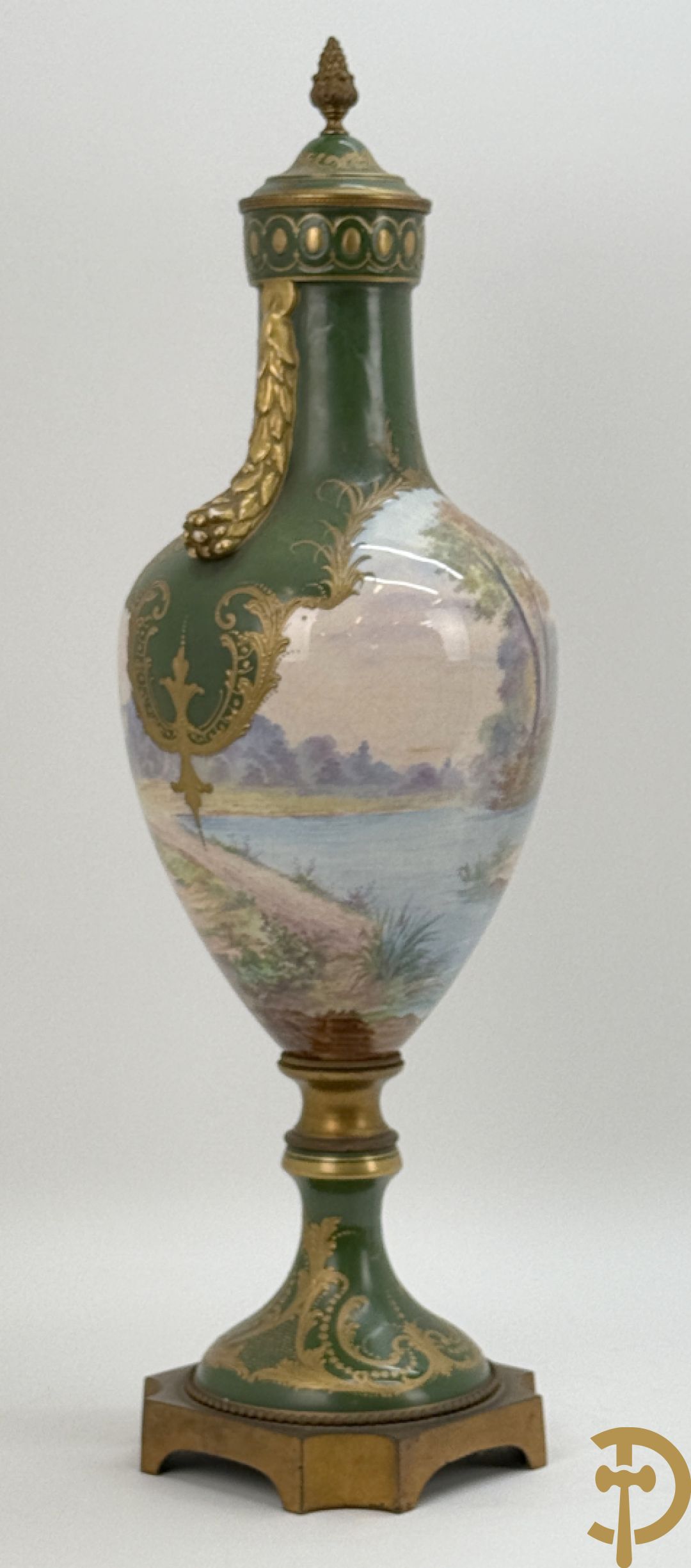 Porseleinen driedelige Sèvres cassolettes met decor van muciserende en dansende personages op groene fond, Aly getekend, gemerkt Sèvres