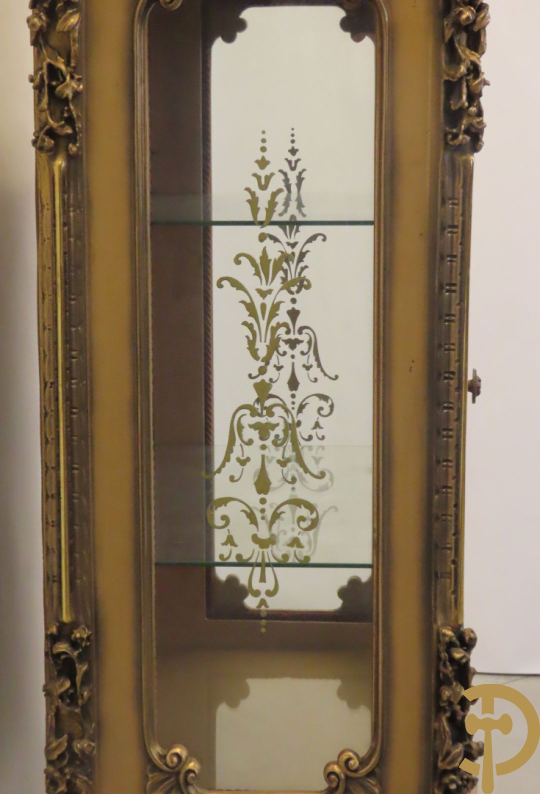 Vergulde vitrine met accanthusranken en ornamentiek in de ruiten geslepen, bovenaan bezet met marmeren blad