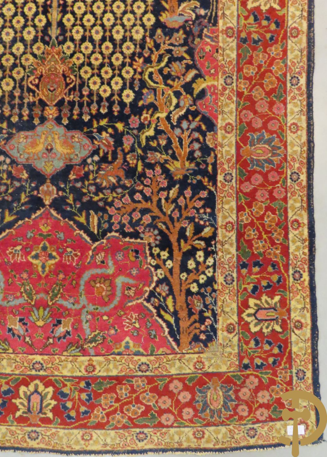 Antiek Oosters handgeknoopt tapijt Tabriz met amfoor en bloementafereel