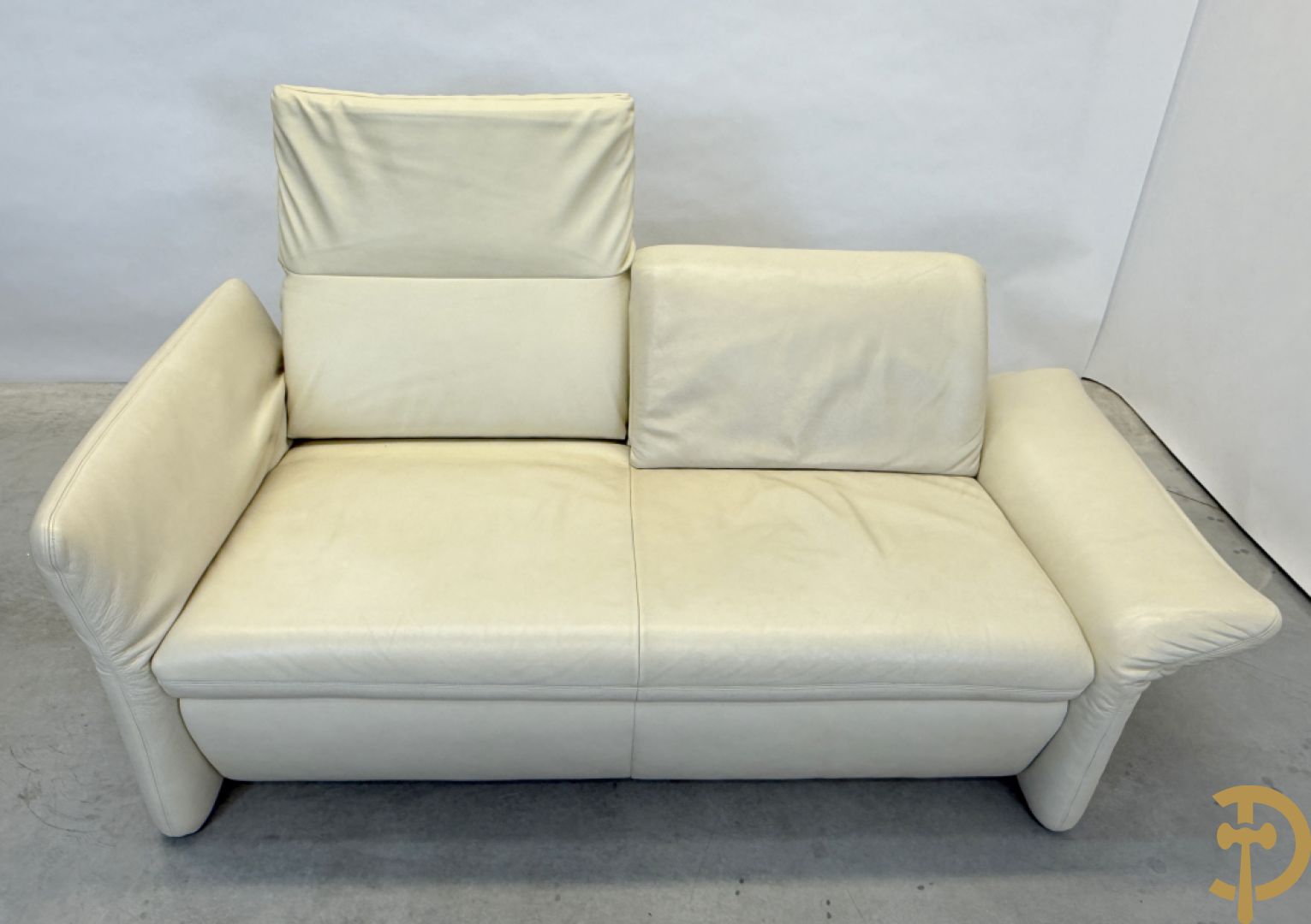 Salonensemble Koinor bestaande uit 3 elementen waarvan groot element met uittrekbaar voeteinde en twee tweezits