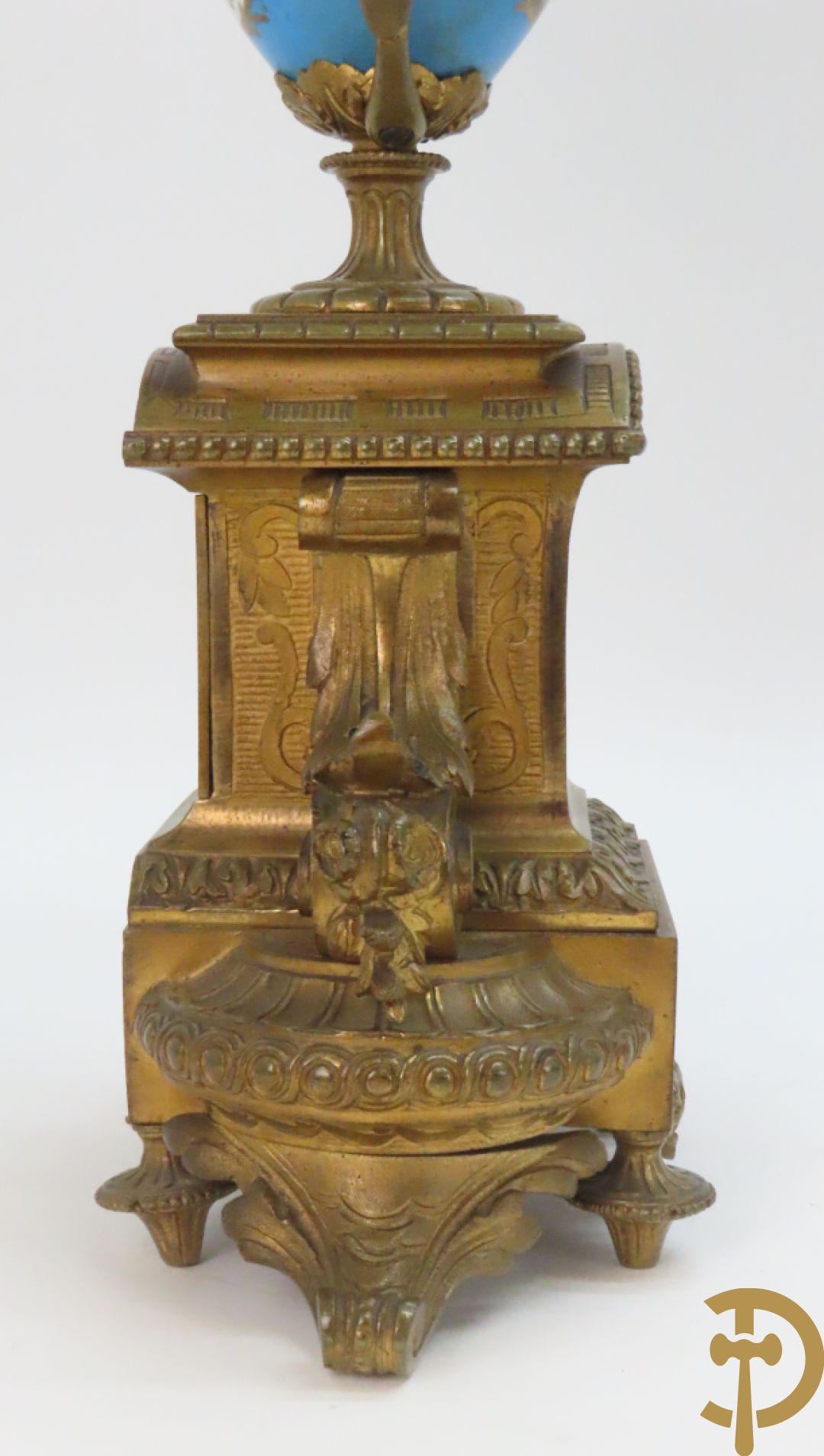 Driedelige bronzen garnituur bezet met Sèvres porselein bestaande uit pendule geflankeerd door paar cupido