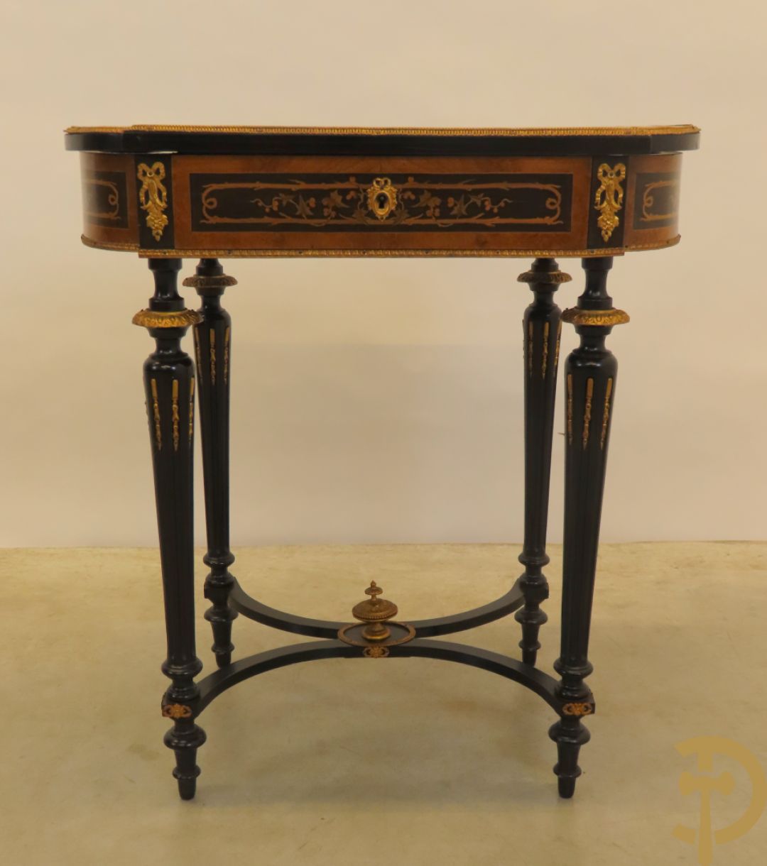 Napoleon III openklapbare opschiktafel/naaitafel met bloemenmarquetterie en amfoor in bovenblad, 19e