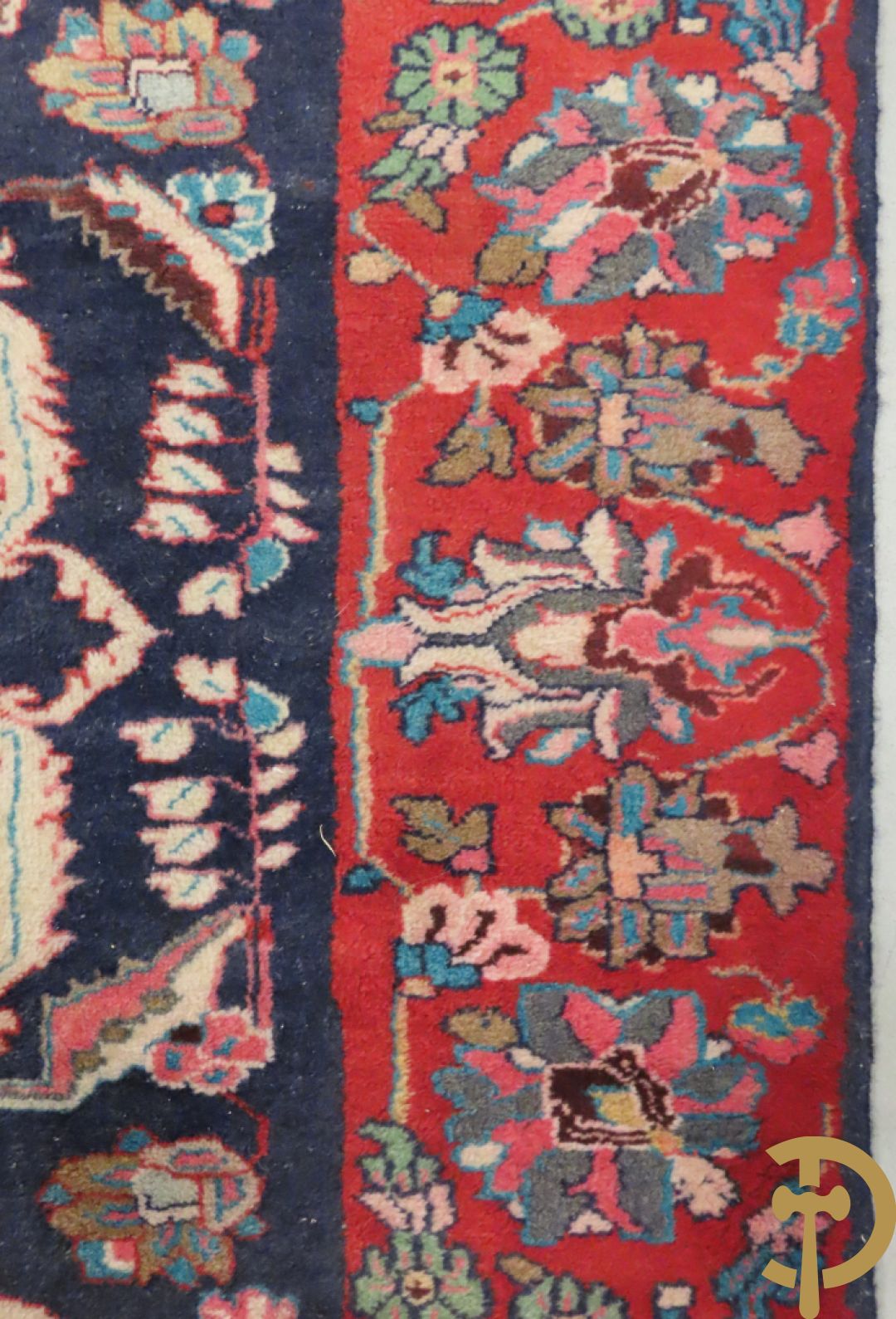 Oosters handgeknoopt tapijt met bloemen en dierenmotieven