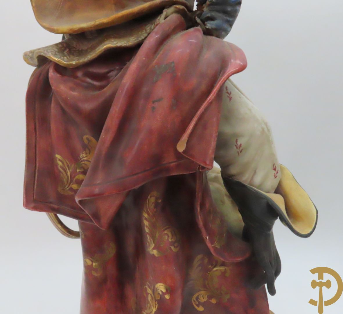 Twee Italiaanse beelden in meerkleurige faience, Cirano de Bergerac