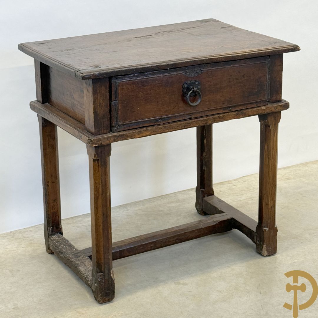 Massief eiken landelijke bijzettafel met lade en smeedijzeren trekker op verjongende poten