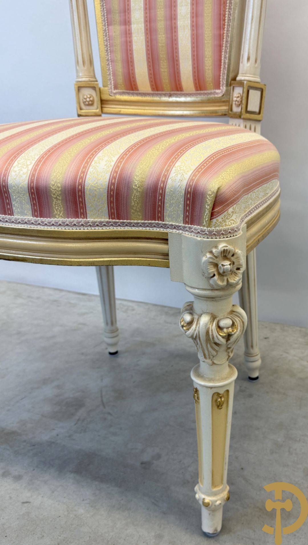 Italiaanse eetkamer met beschilderd bloemenmotief bestaande uit vierdeursdressoir met beschilderde bloemenmotieven, accanthusranken en glazen blad, tafel op gesculpteerde poten en 6 stoelen