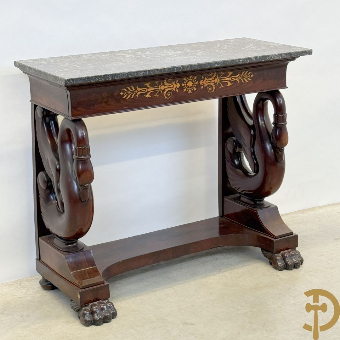 Mahoniehouten console met lade, voluutvormige zwanehalzen en marmeren blad