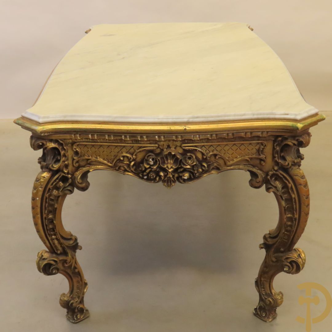 Uitzonderlijke vergulde Louis XV eetkamer bestaande uit vijfdeursdressoir met voluutvormige accanthusranken en rocailles, beschilderd met bloemenmotieven en centraal tafererel met hoornen des overvloeds + bijhorende spiegel vergulde tafel op voluutvormige poten met zes bijhorende stoelen + vitrine met accanthusranken en centrale deur, op voluutvormige poten