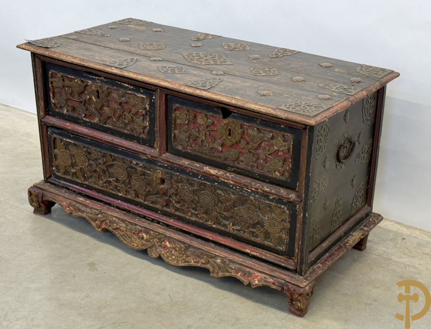 Indonesisch laag ladenkastje met sculptuur van accanthusranken en koperbeslag